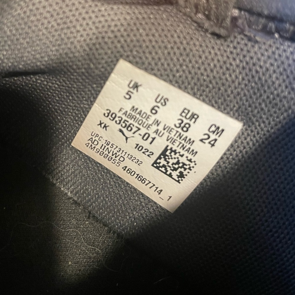 Puma Boys Size 6 I believe these are the Pacer Future Sneakers. - Picture 4 of 5